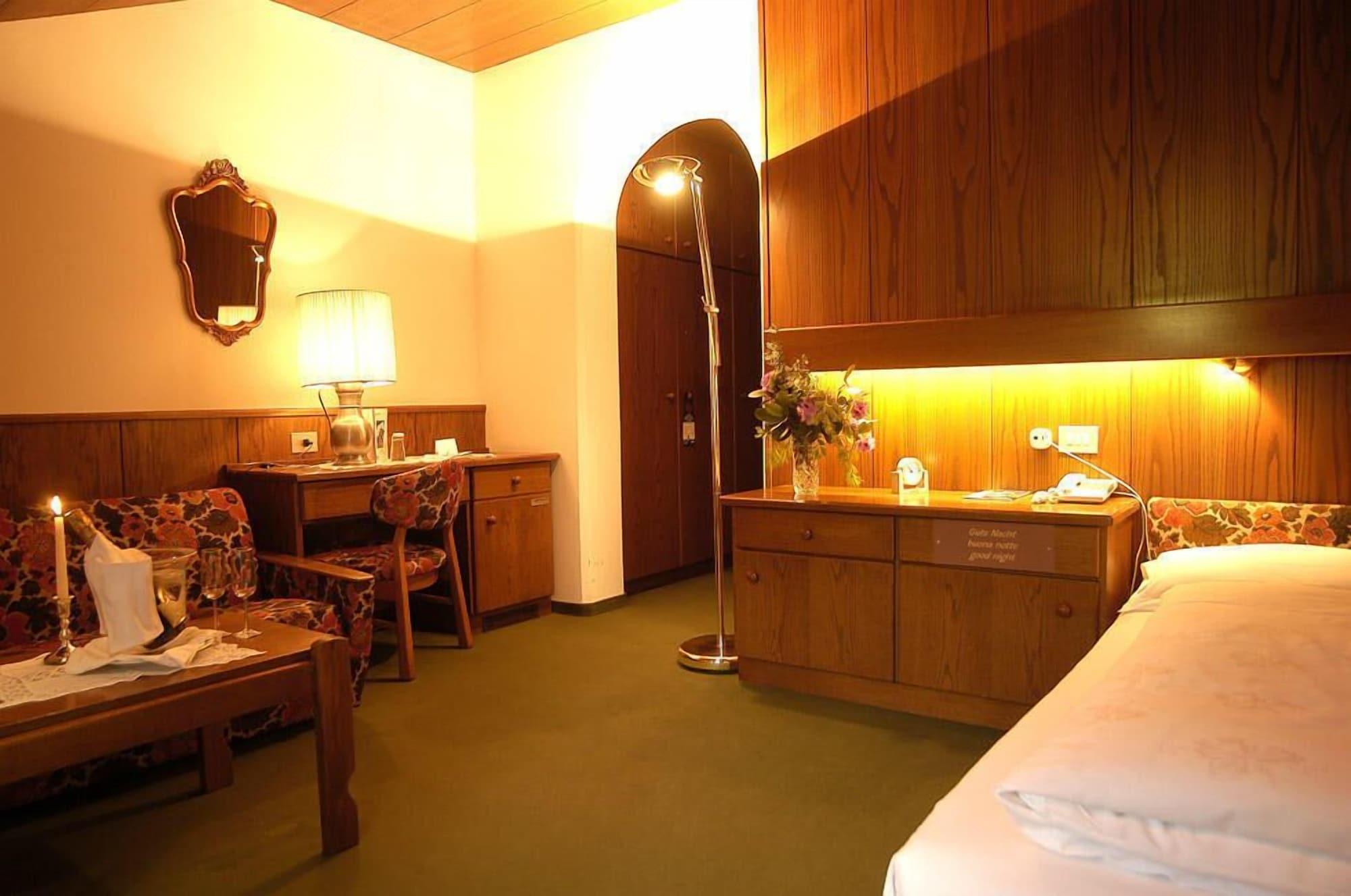 Hotel Gruener Baum Μπρεσανόνε Εξωτερικό φωτογραφία